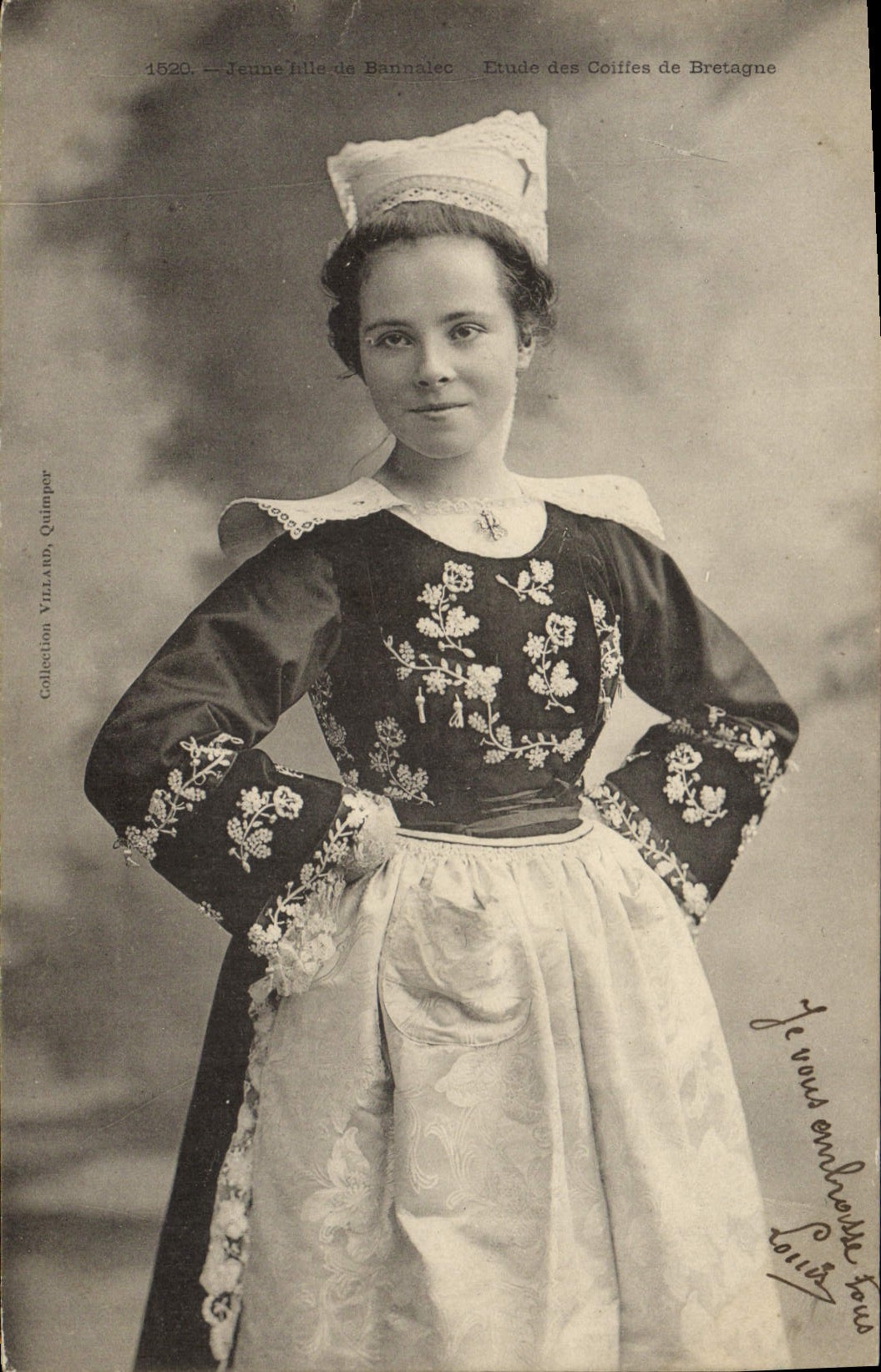 CPA Folklore Jeune fille de Bannalec 