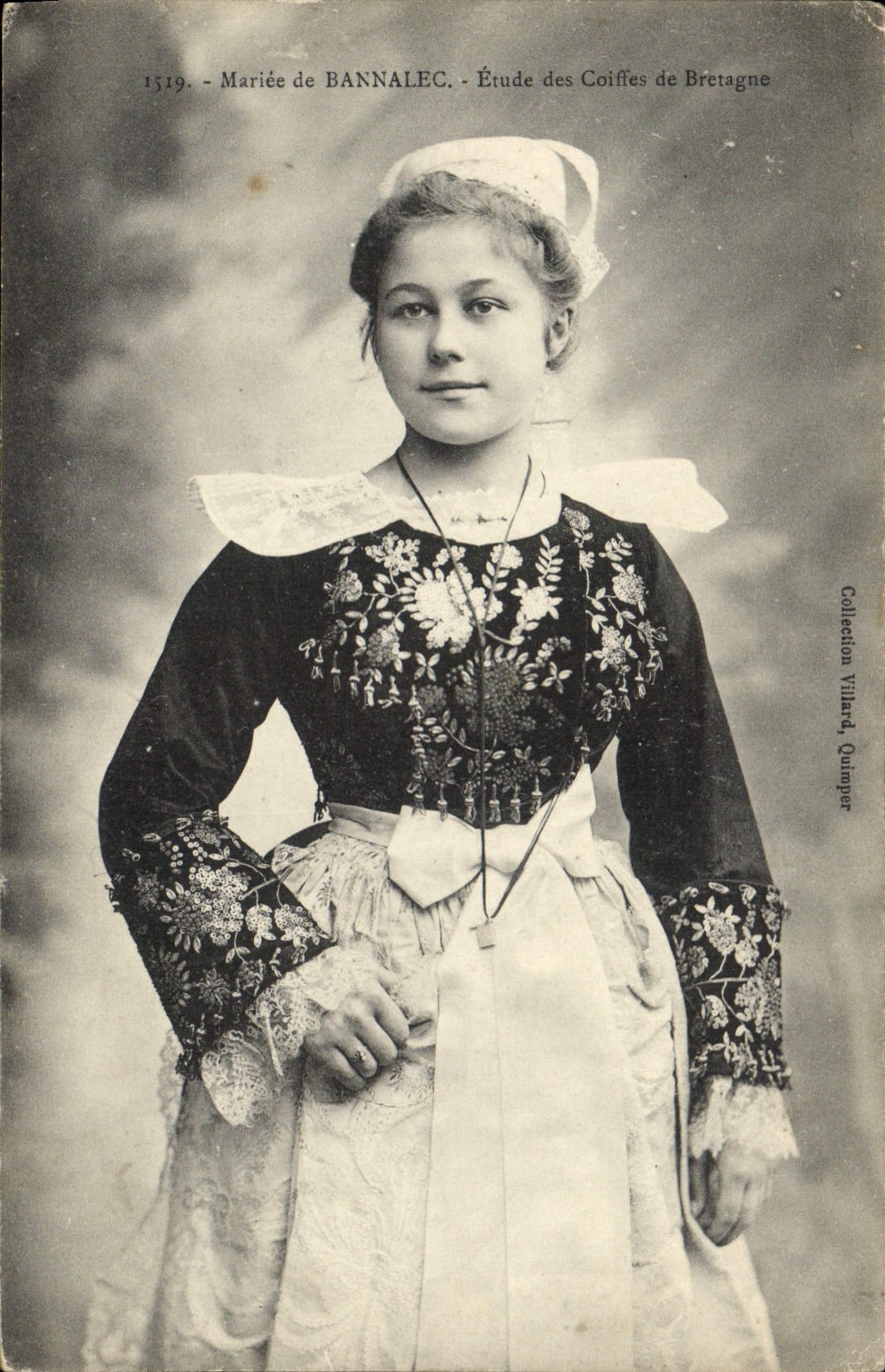 CPA Folklore Mariee de Bannalec Bretagne 