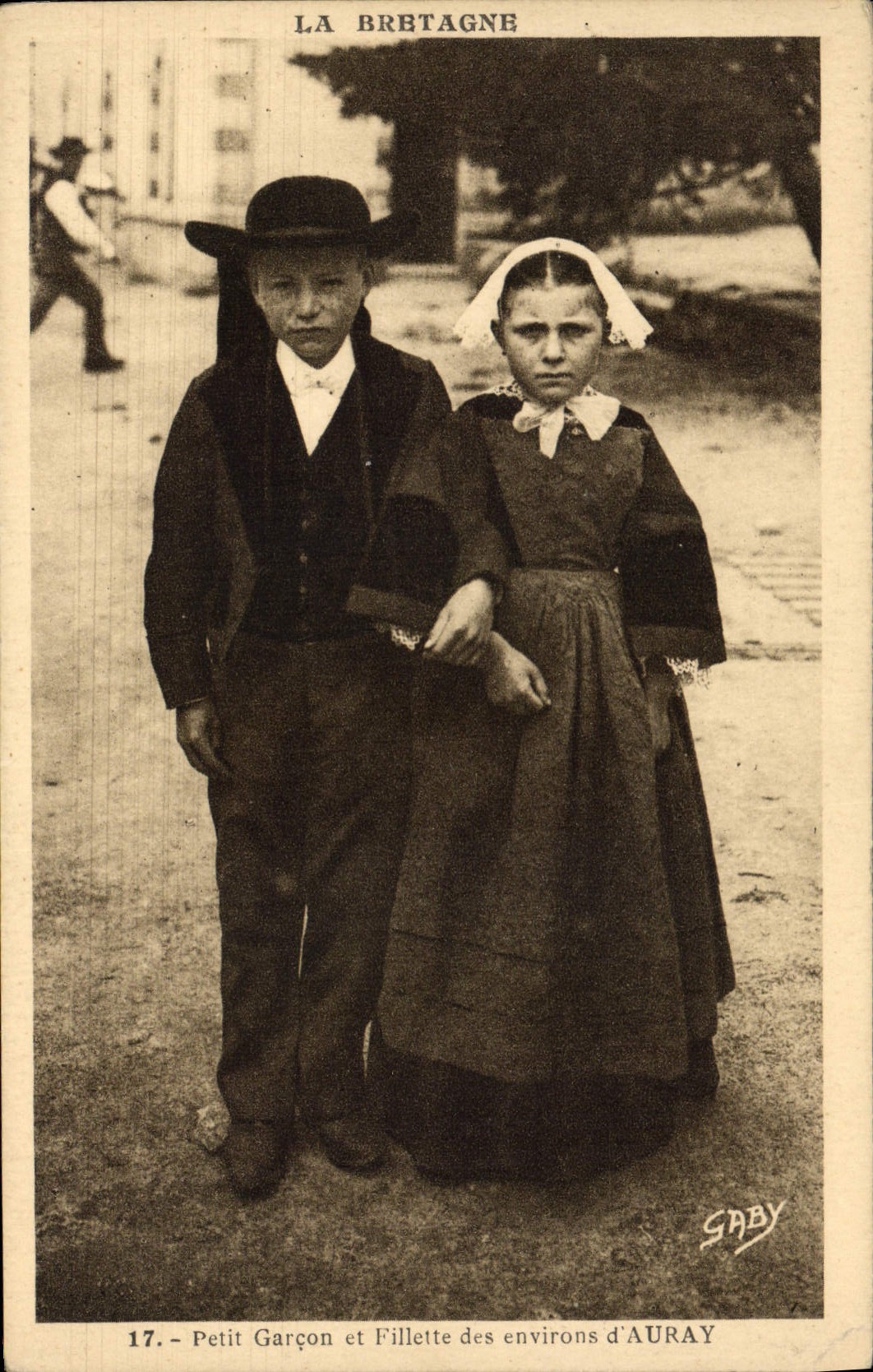 CPA Folklore Petit garcon et fillette des environs d'Auray 