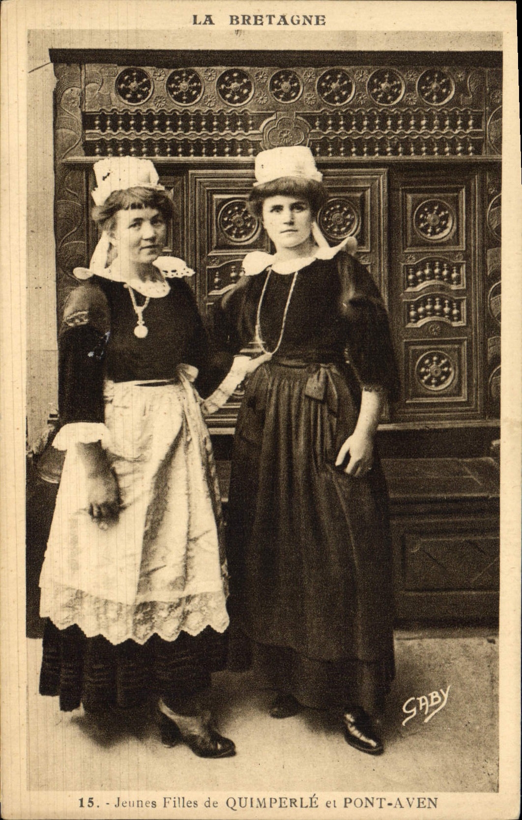 CPA Folklore Jeunes filles de Quimperle et Pont Aven 