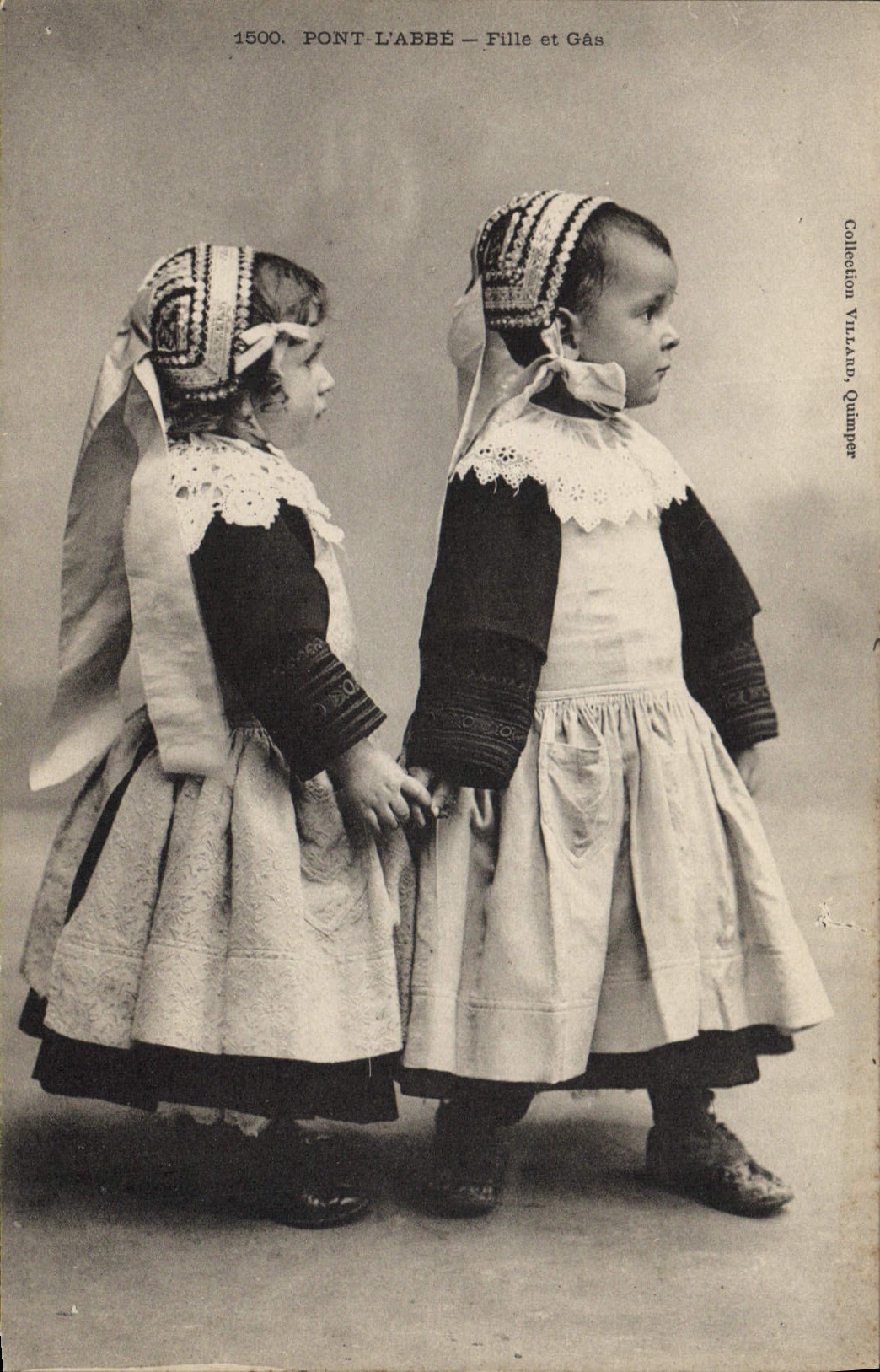 CPA Folklore Pont L'Abbe Fille et Gas 