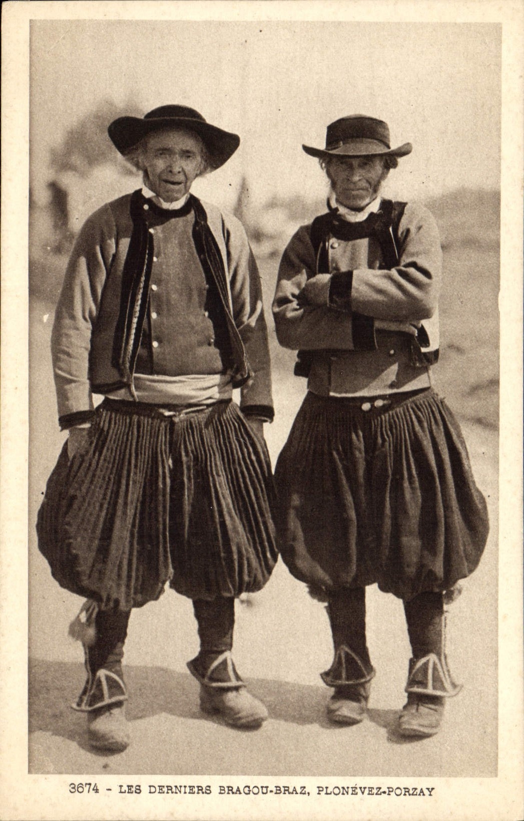 CPA Folklore Les derniers Bragou Braz Plonevez Porzay 