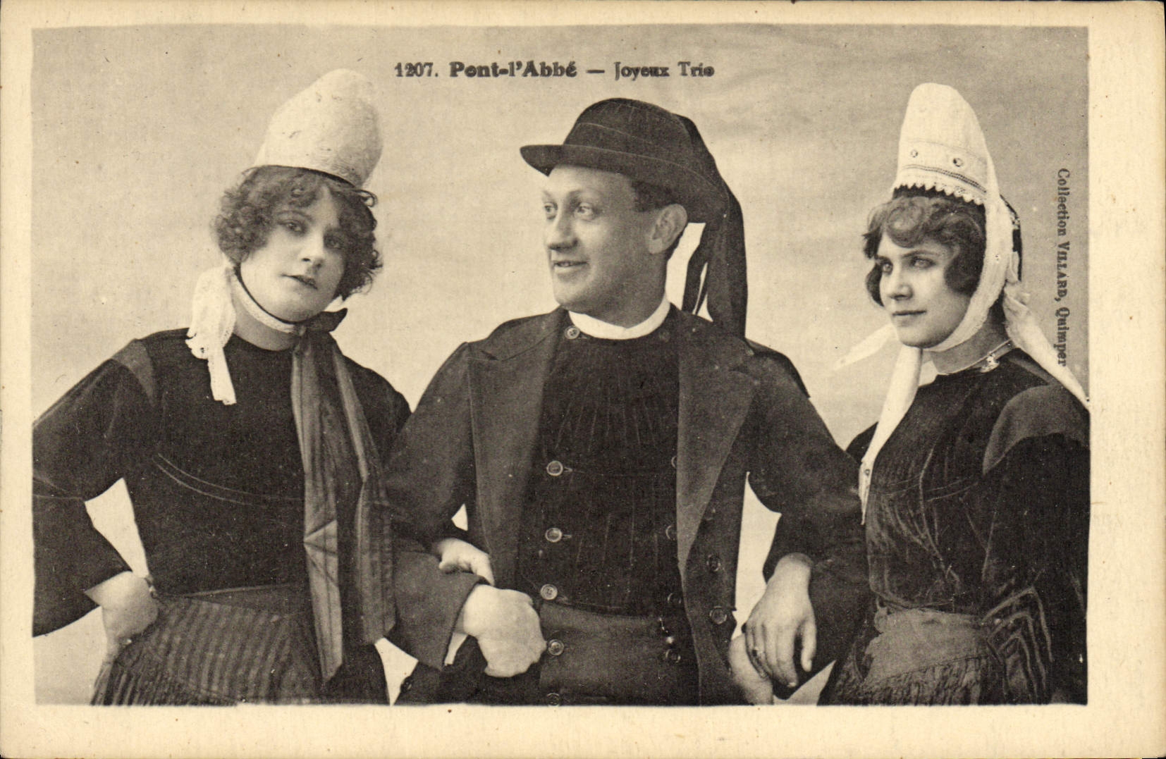 CPA Folklore Pont L'Abbe Joyeux Trio 