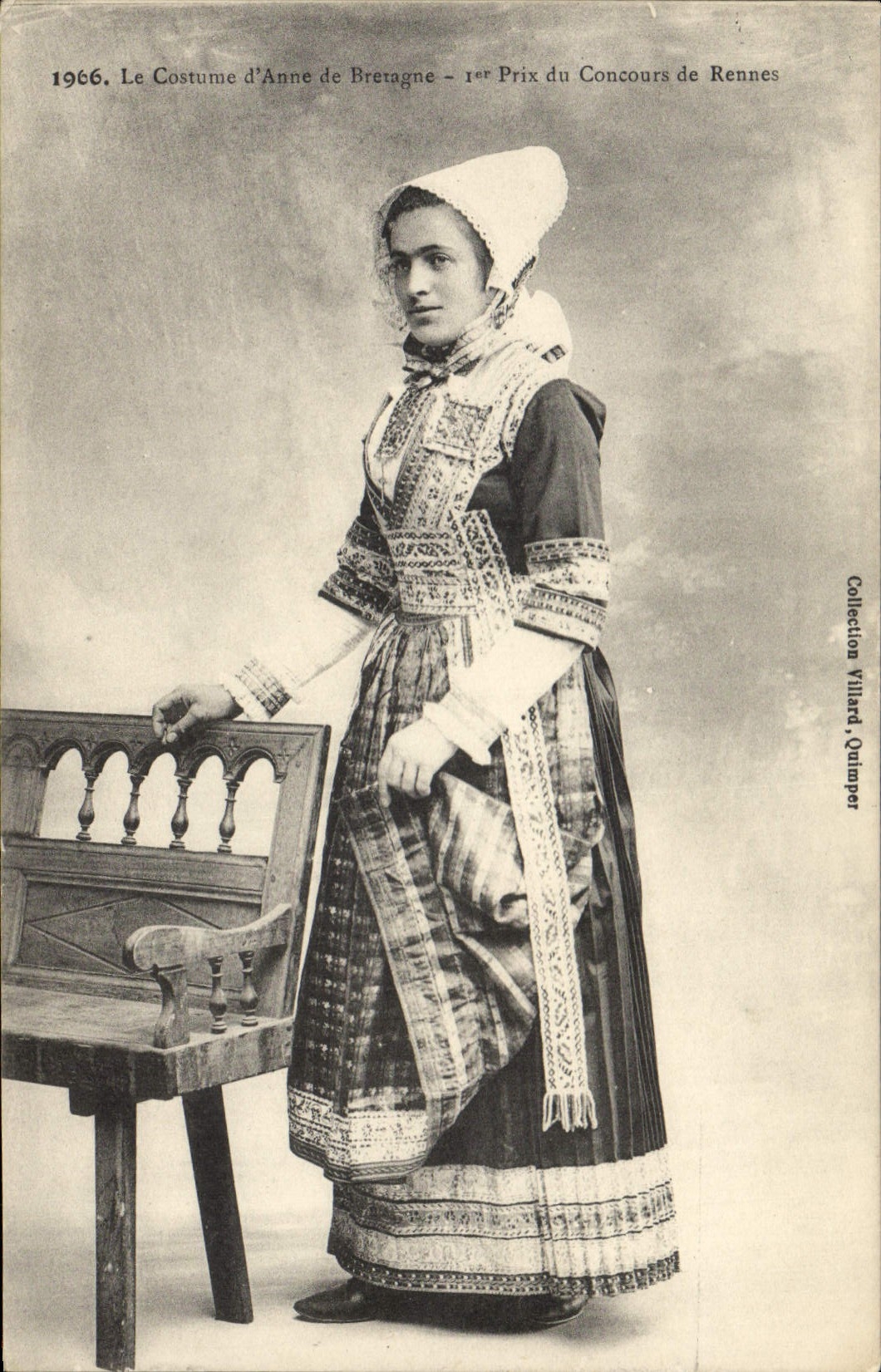 CPA Folklore Le costume d'Anne de Bretagne 1er prix du concours de Rennes 