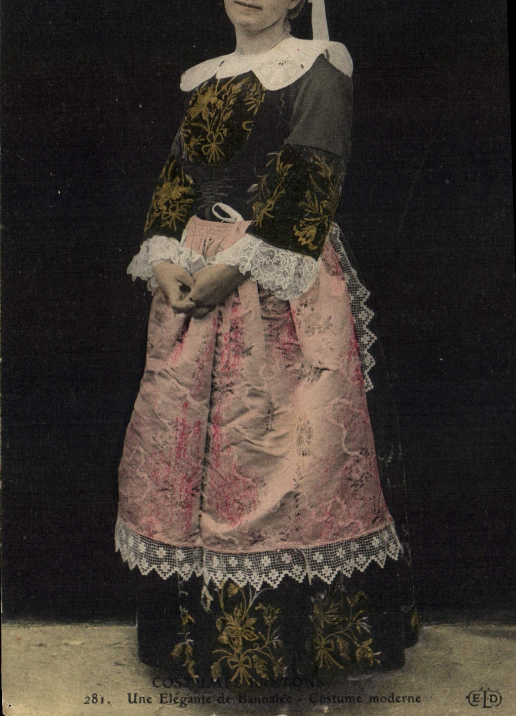 CPA Folklore Une elegante de Bannelec 