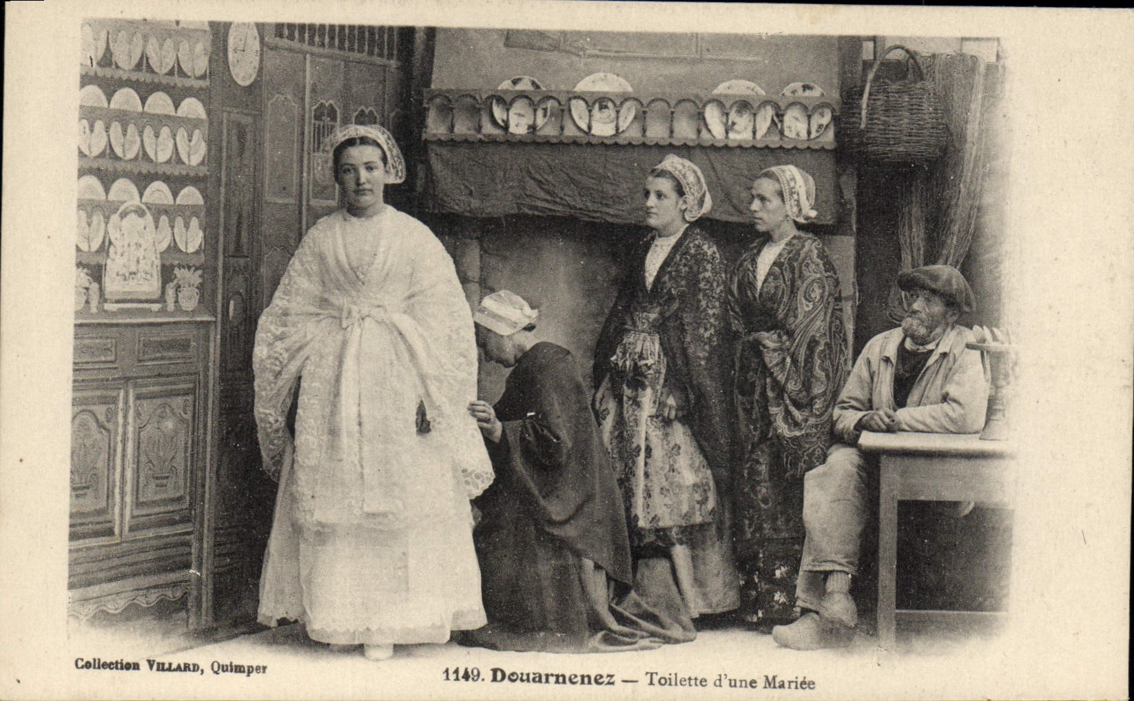 CPA Folklore Douarnenez Toilette d'une mariee 