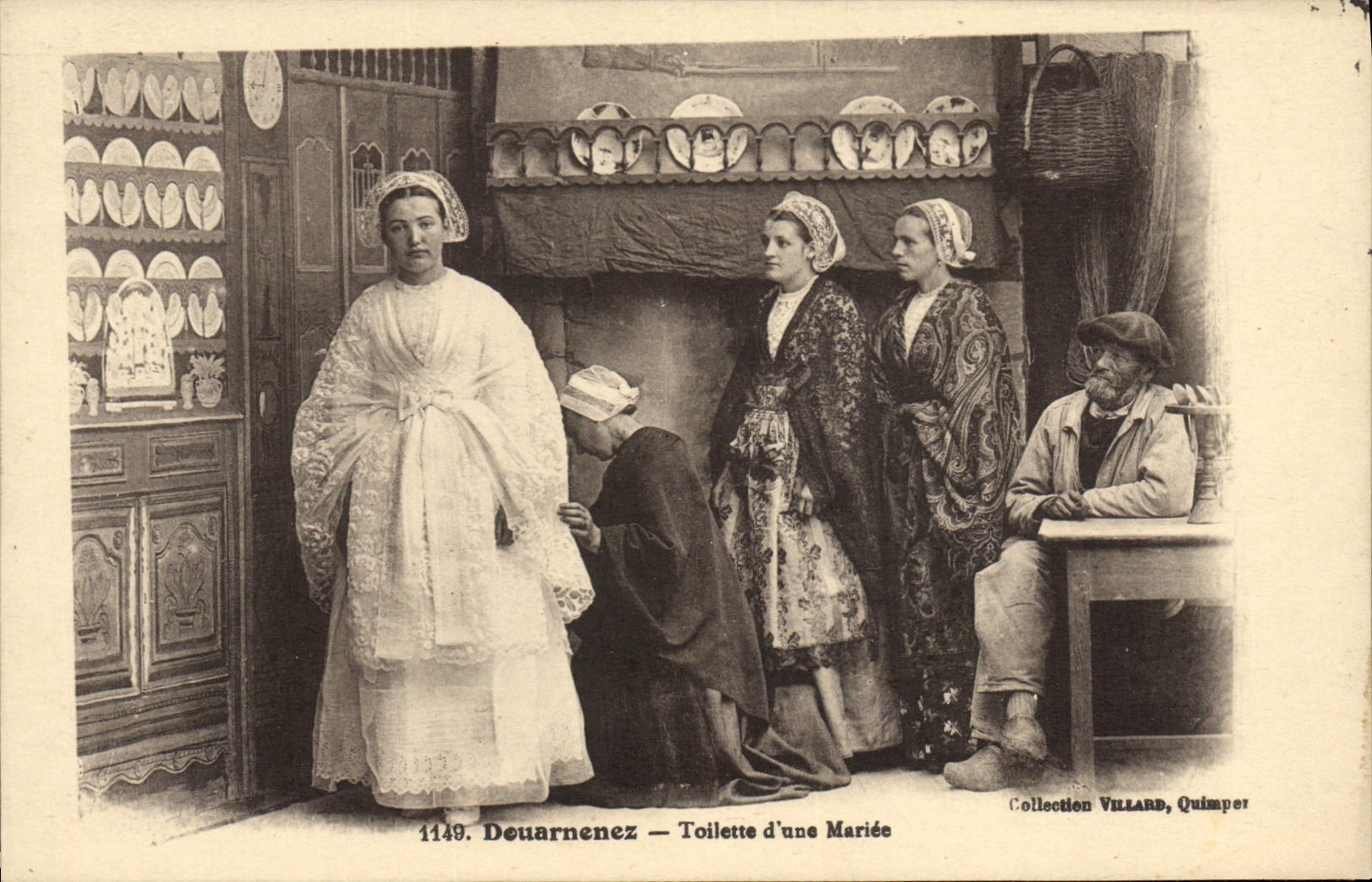 CPA Folklore Douarnenez Toilette d'une mariee 