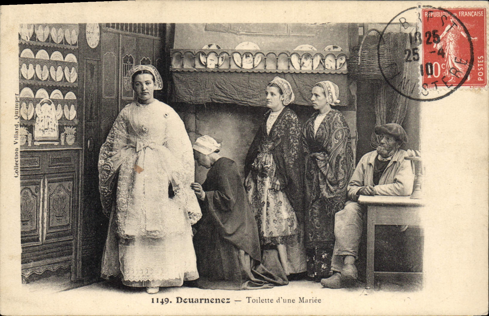 CPA Folklore Douarnenez Toilette d'une mariee 
