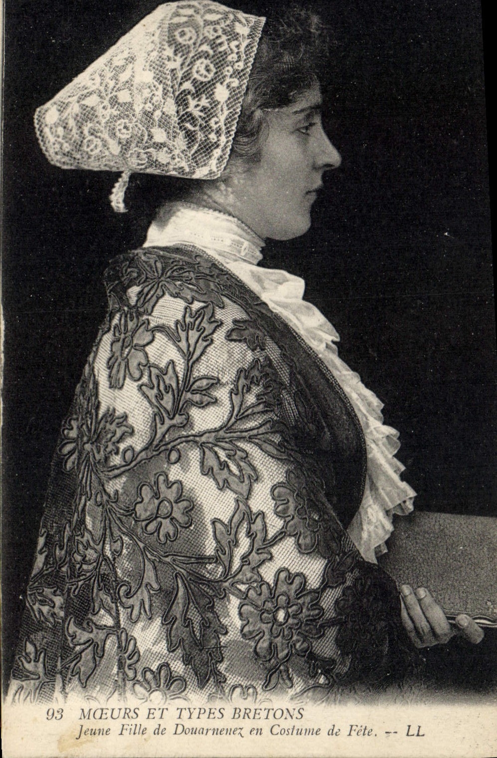 CPA Folklore Jeune fille de Douarnenez en costume de fete 