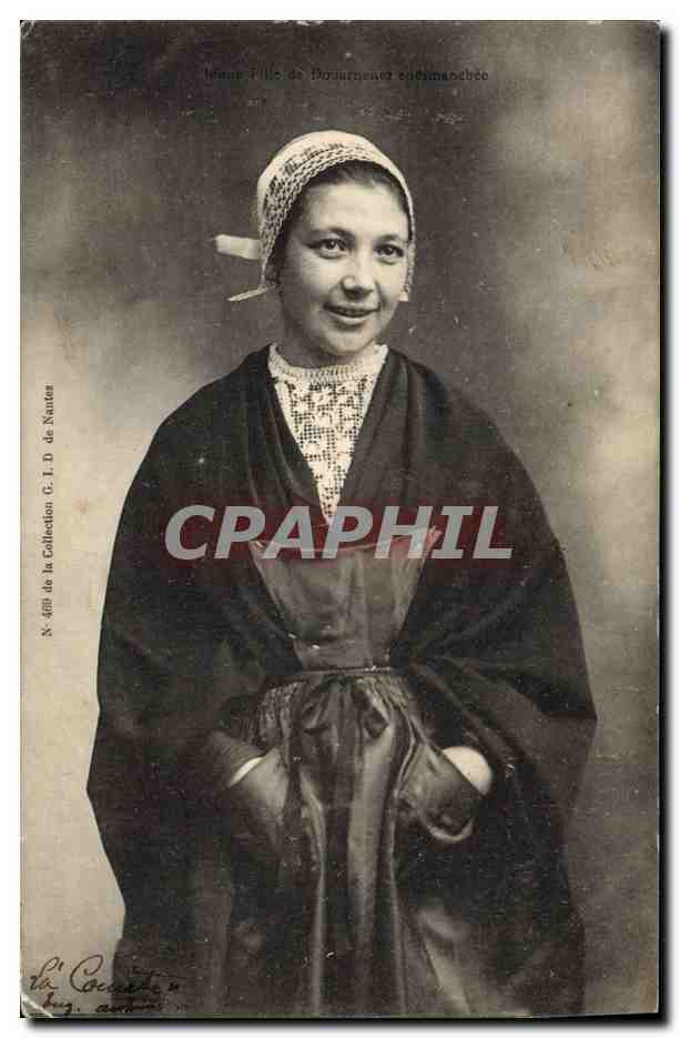 CPA Folklore Jeune fille de Douarnenez endimanchee 