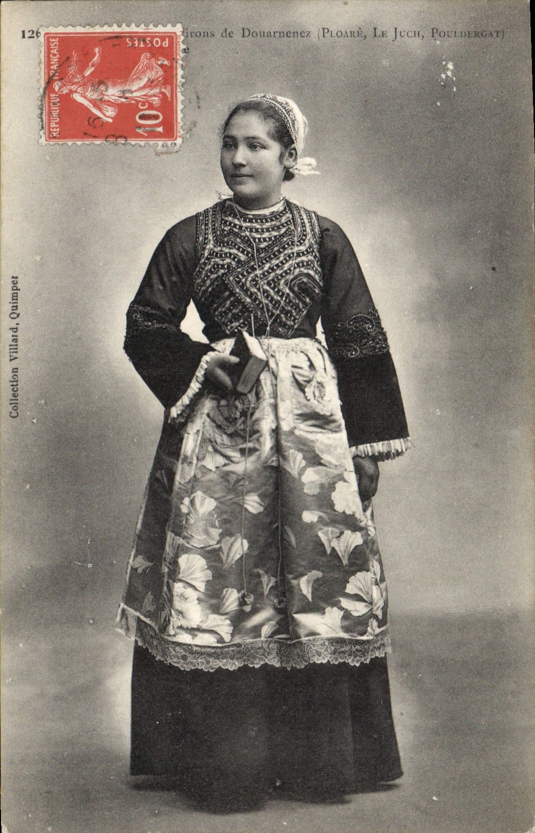 CPA Folklore Jeune fille des environs de Douarnenez Ploare Le Juch Pouldergat Costume de fete 