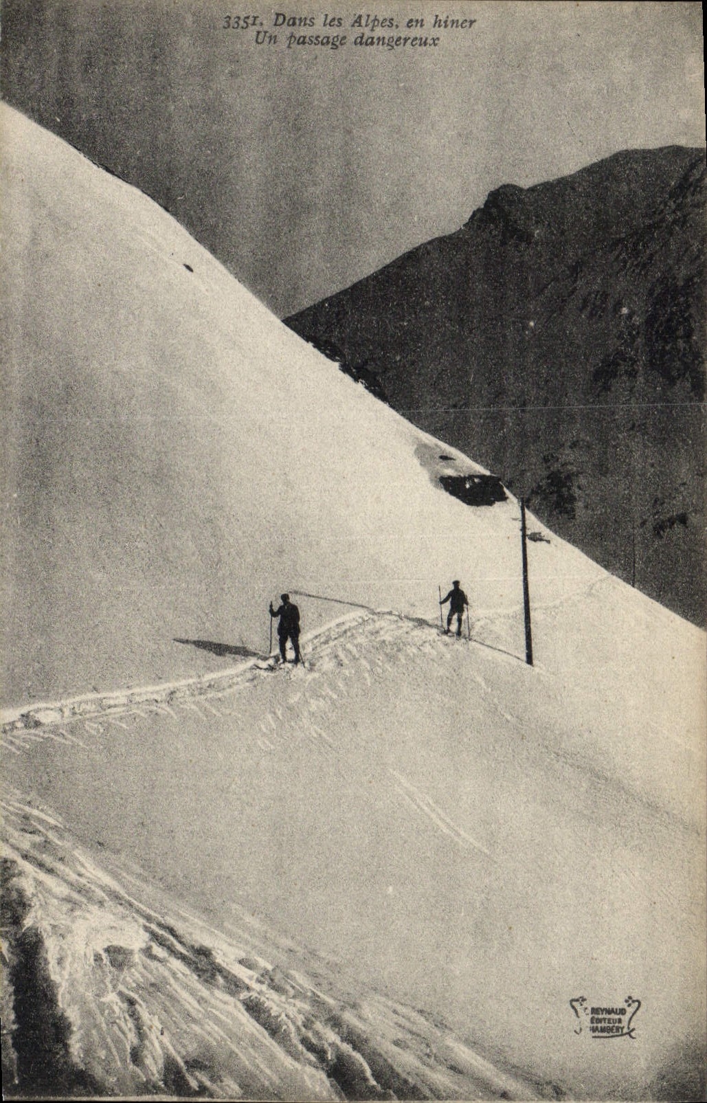 CPA Alpinisme Dans les Alpes en hiver Un passage dangereux 