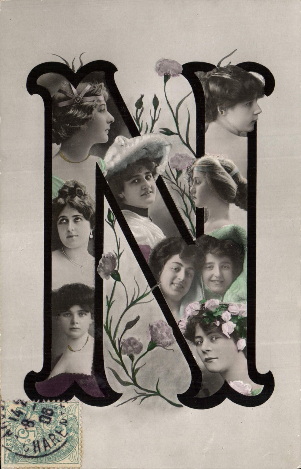 M — Portrait de huit jeunes femmes dans une lettre ornée de fleurs — Éditeur : Charles