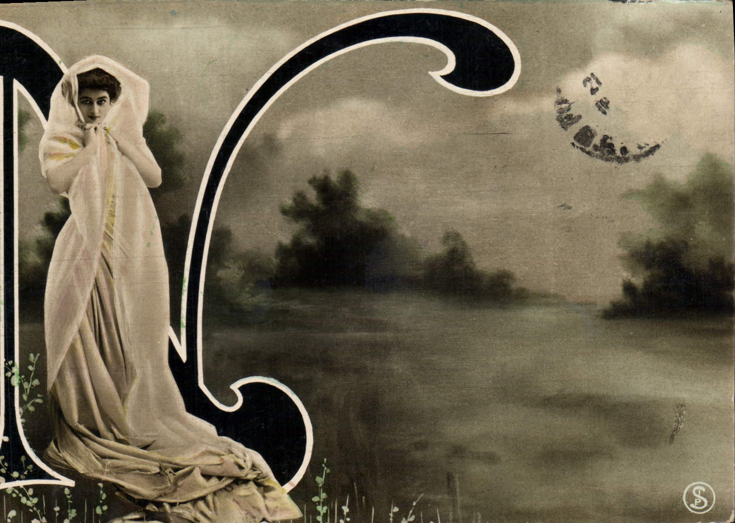 Femme en robe blanche — décor de lettrage stylisé — éditeur S. (S. S.)