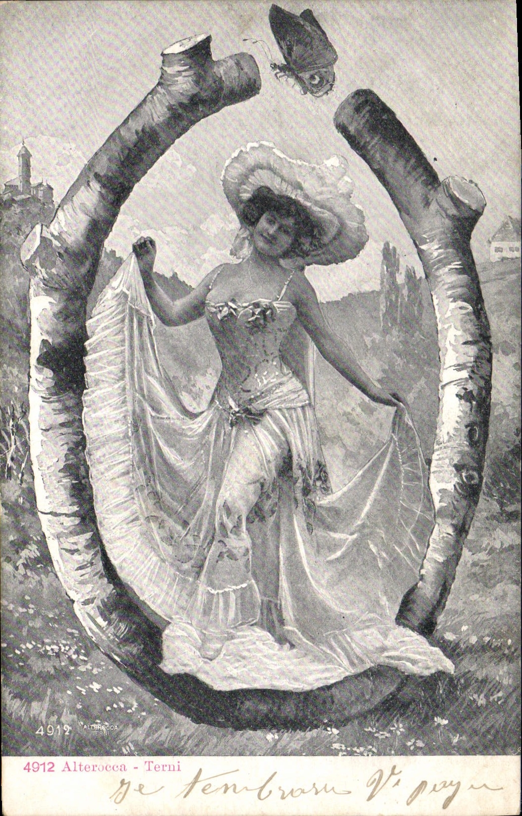 CPA Fantaisie Femme Lettres Lettre O Papillon 