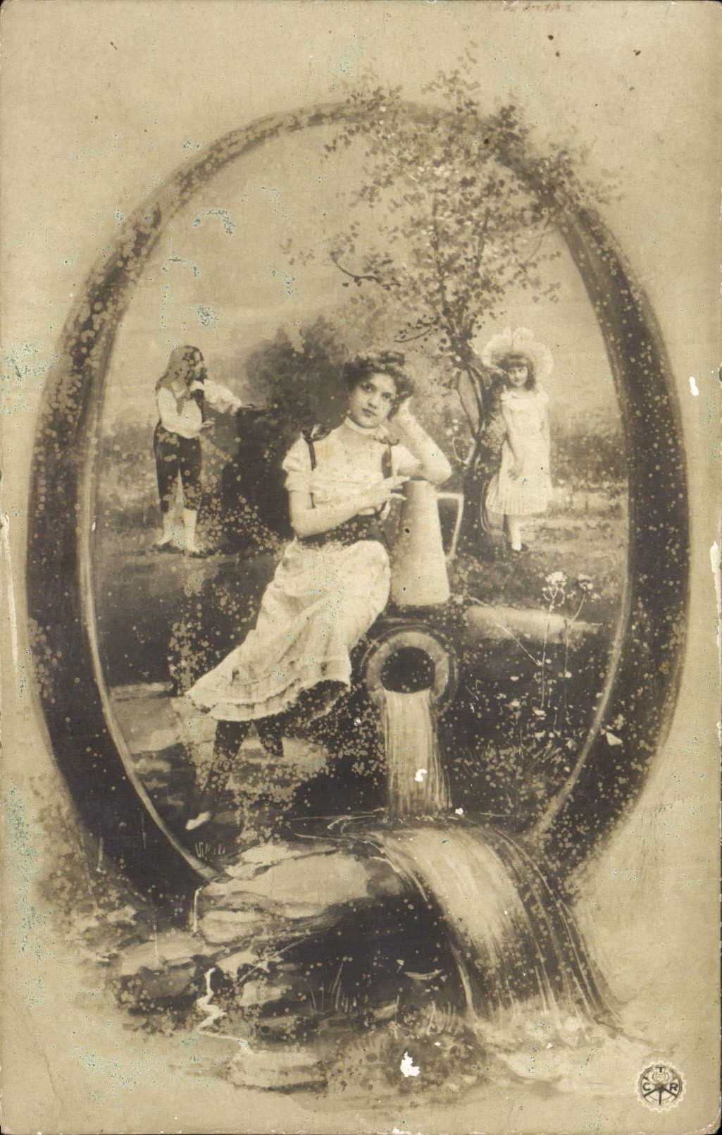 CPA Fantaisie Femme Lettres Lettre O 