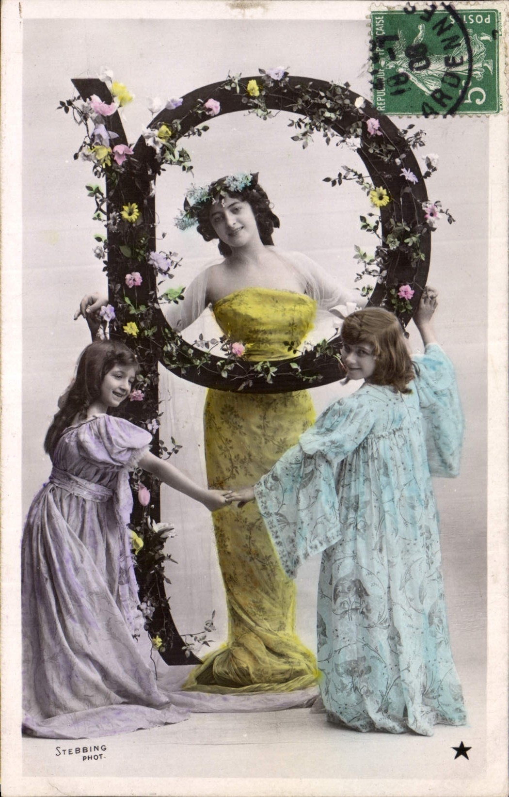 Fête de la Sainte-Vierge — Trois jeunes filles dans un cadre floral — Stebbing Phot.