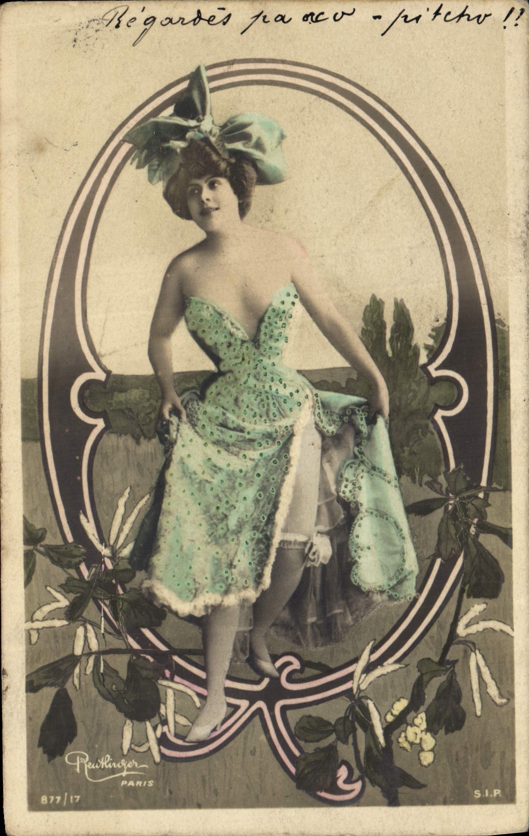 Femme en robe verte à motifs — Peutlinger Paris — n° 877/17