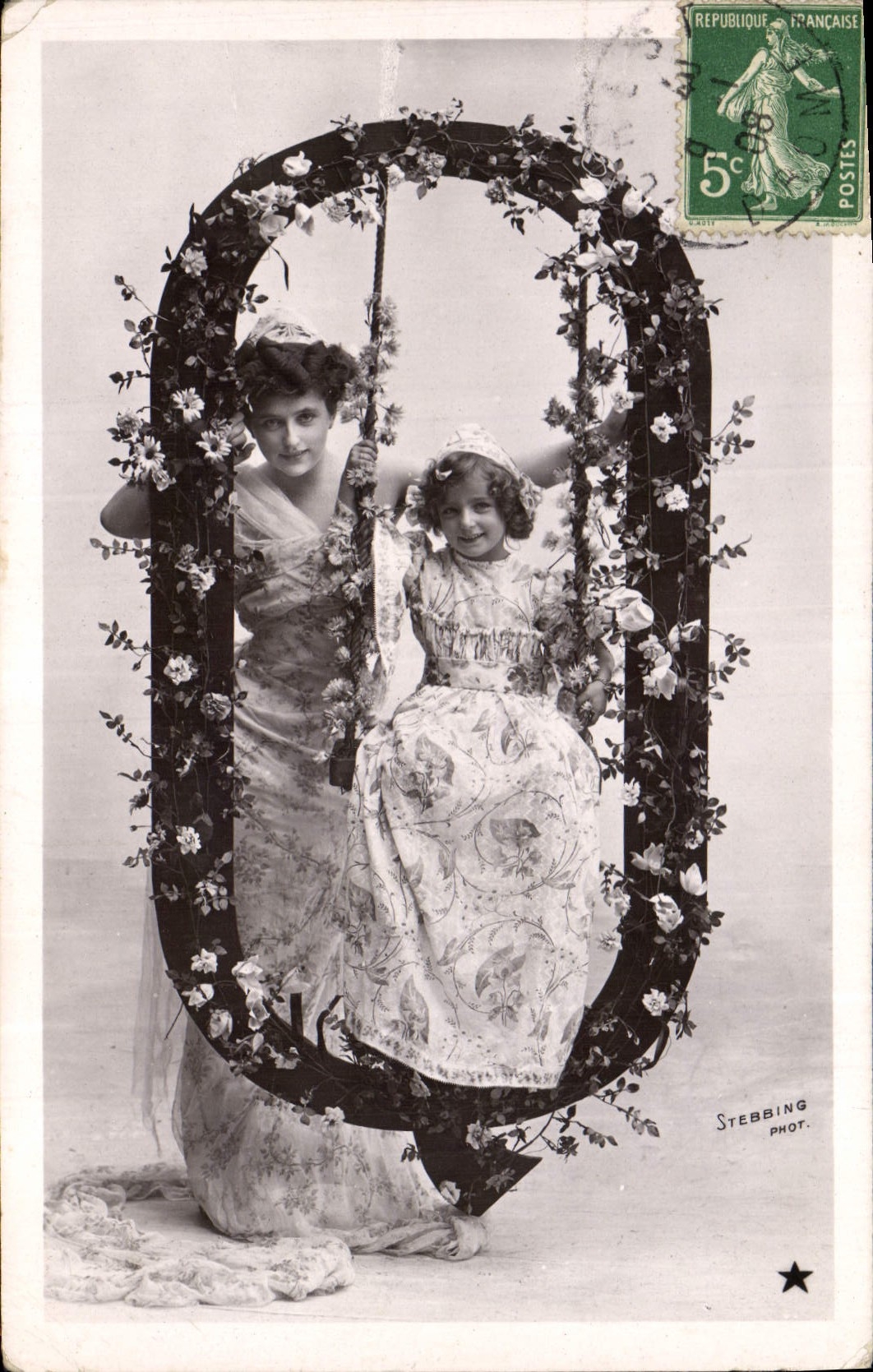 Femme et enfant sur balançoire décorée — Stebbing Phot. — Éditeur Étoile, Paris