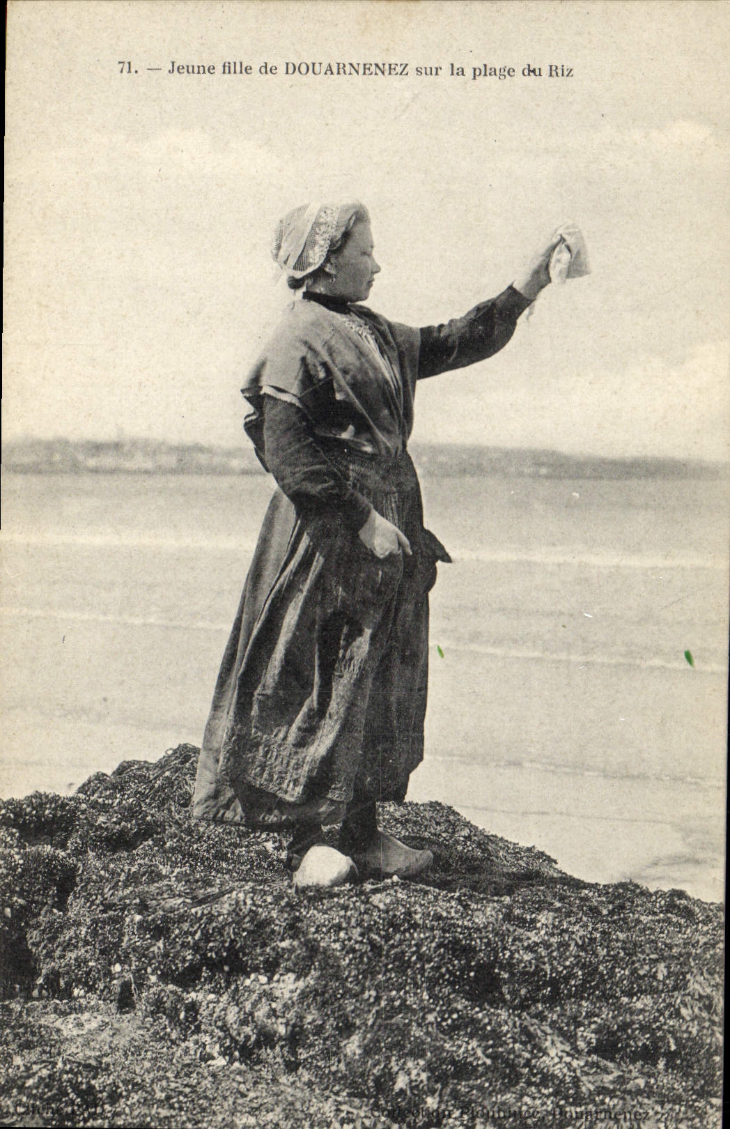 CPA Folklore Jeuen fille de Douarnenez sur la plage du Riz