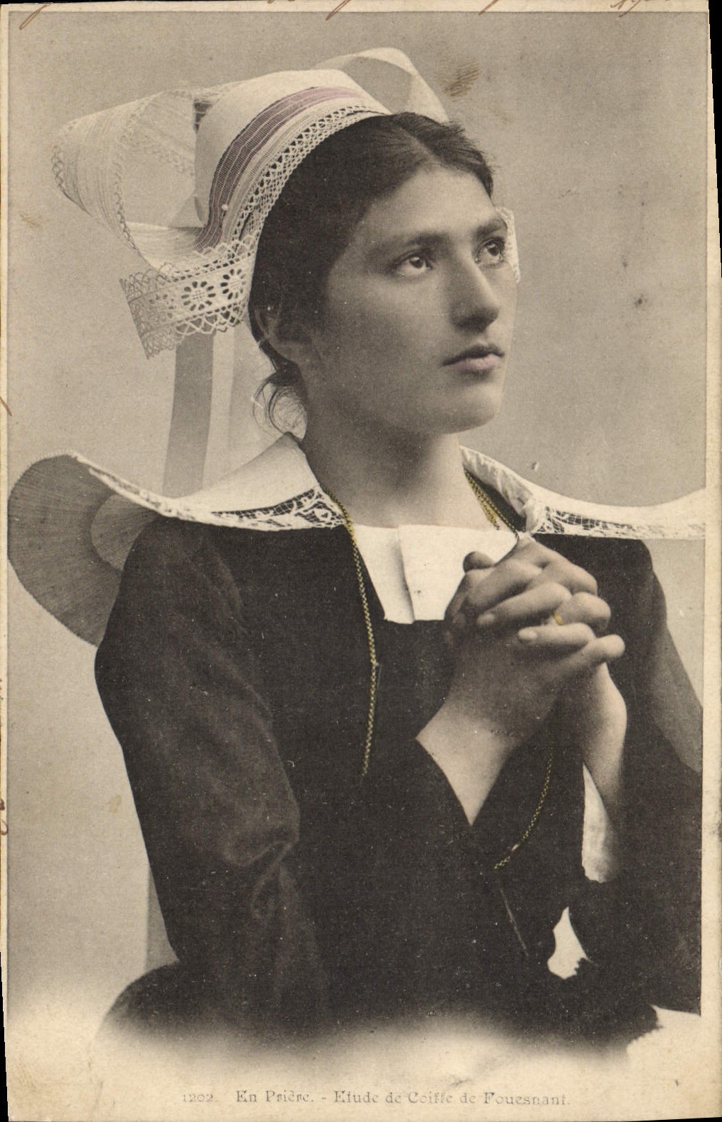 CPA Folklore Etude de coiffe de Bretagne Fouesnant
