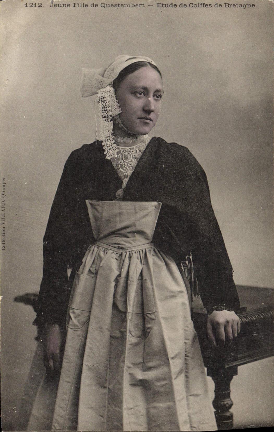 CPA Folklore Jeune fille de Questembert Etude des coiffes de Bretagne