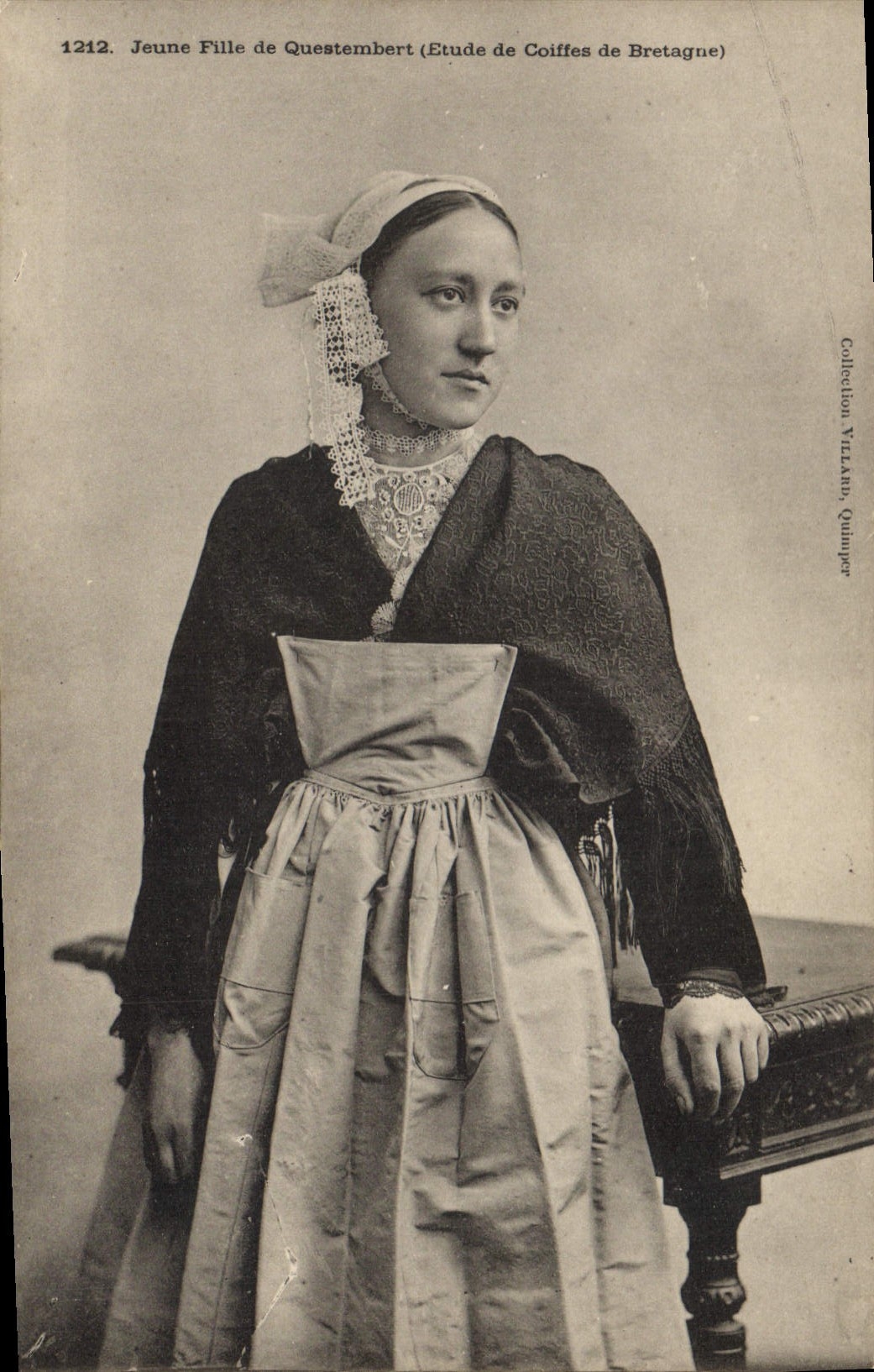 CPA Folklore Jeune fille de Questembert Etude des coiffes de Bretagne