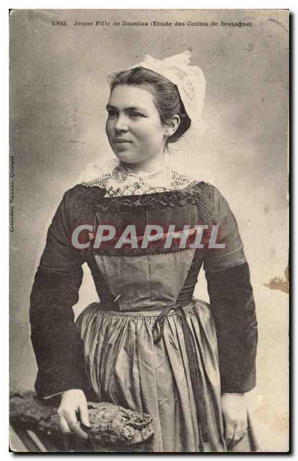 CPA Folklore Jeune fille de Daoulas Etude des coiffes de Bretagne 