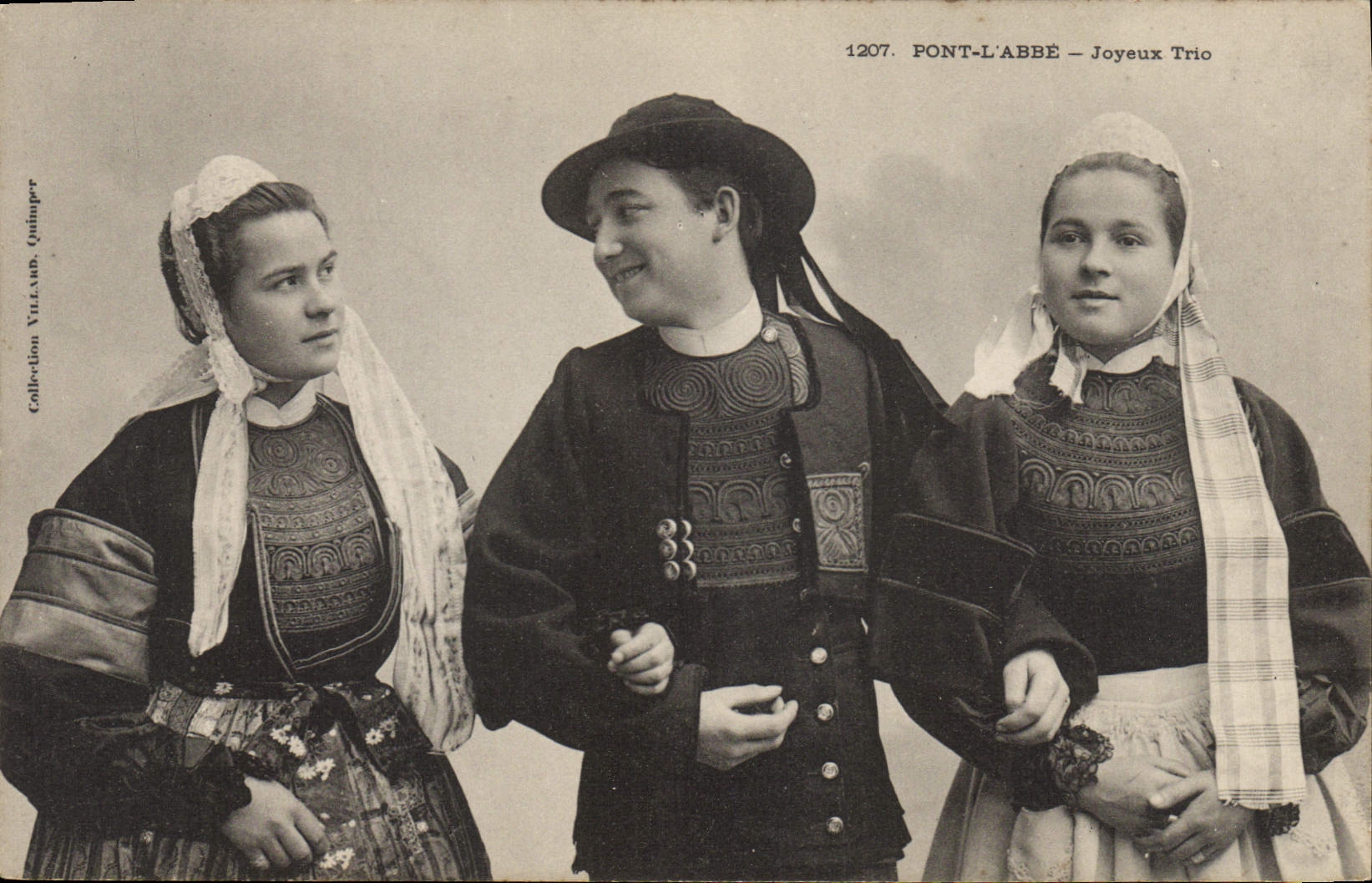 CPA Folklore Pont L'Abbe Joyeux Trio