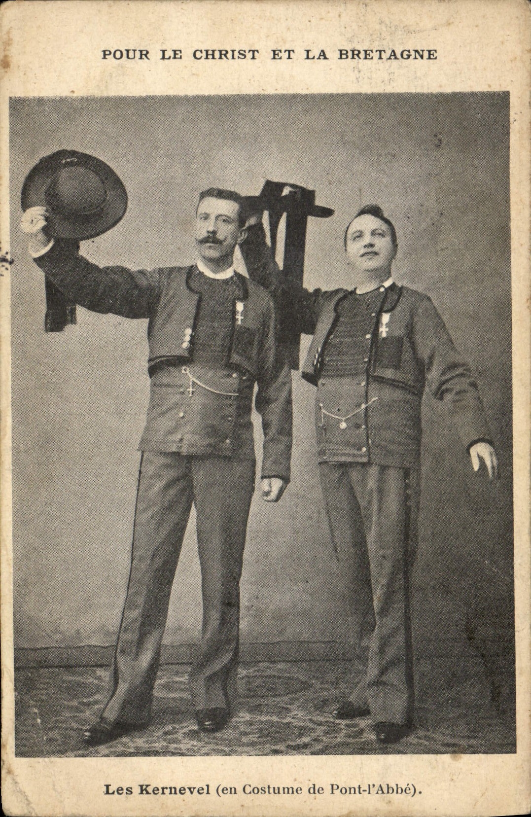 CPA Folklore Pour le Christ et la Bretagne Les Kernevel en costume de Pont L'Abbe