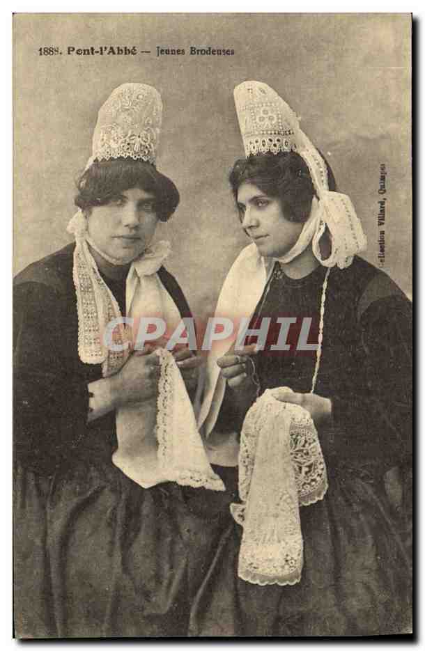 CPA Folklore Pont L'Abbe Jeunes brodeuses