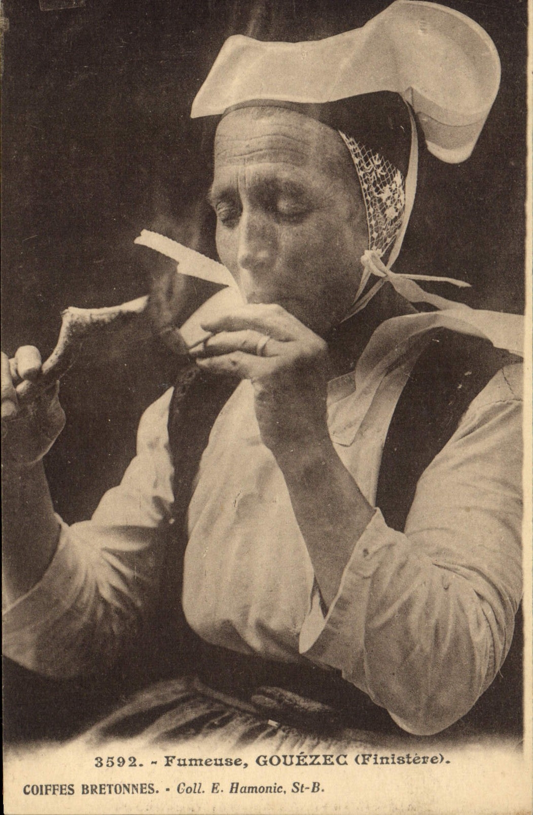 CPA Folklore Fumeuse Gouezec Finistere Tabac
