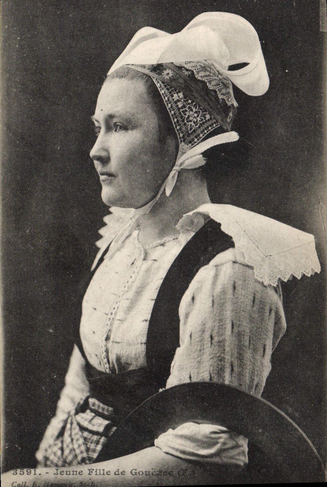 CPA Folklore Jeune fille de gouezec