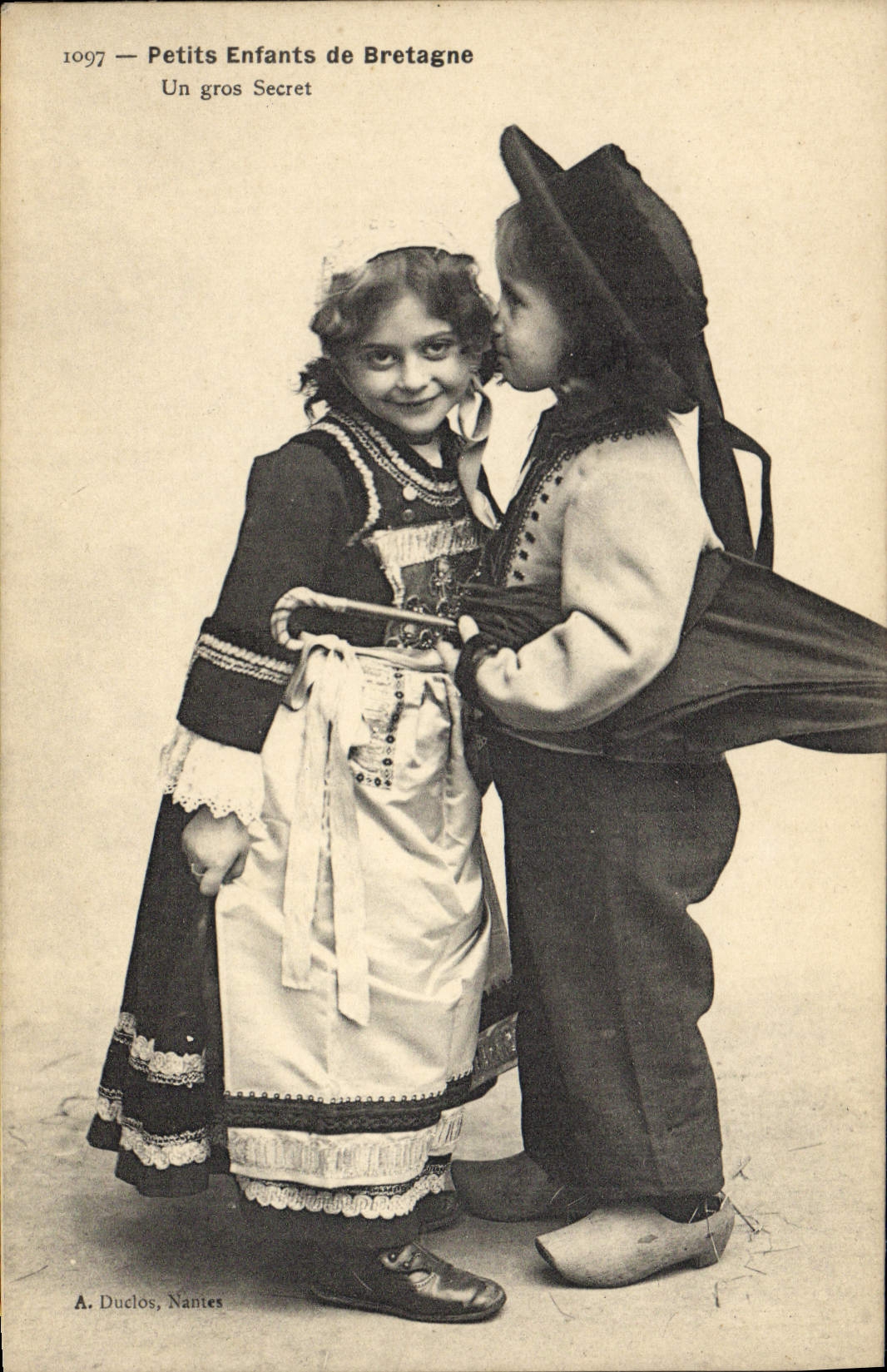 CPA Folklore Enfants Petits enfants de Bretagne Un gros secret 