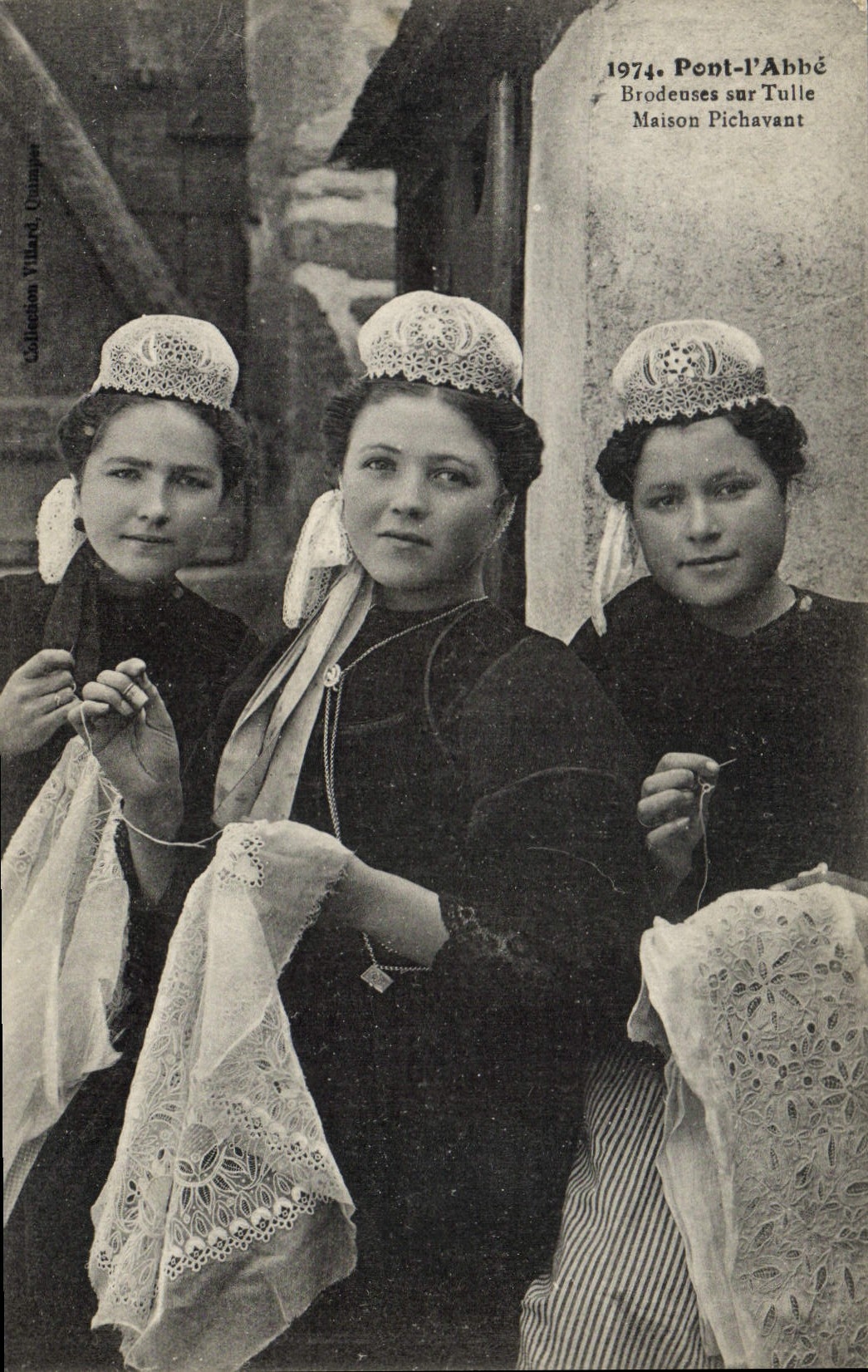 CPA Folklore Pont L'Abbe Brodeuses sur Tulle Maison Pichavant