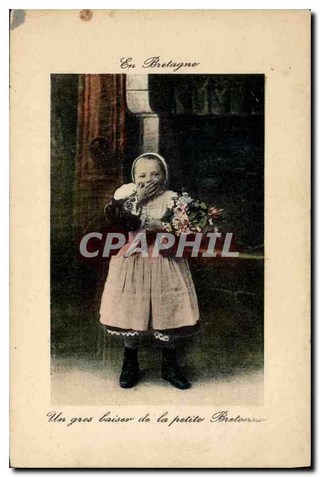 CPA Folklore Bretagne Un gros baiser de la petite Bretonne Enfant