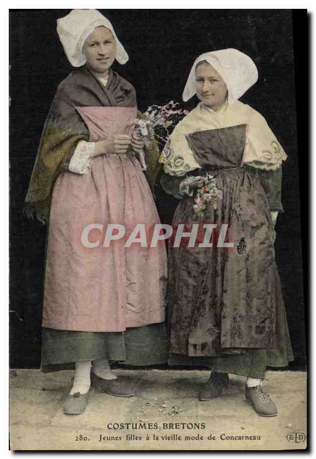 CPA Folklore Jeunes filles a la vieille mode de Concarneau
