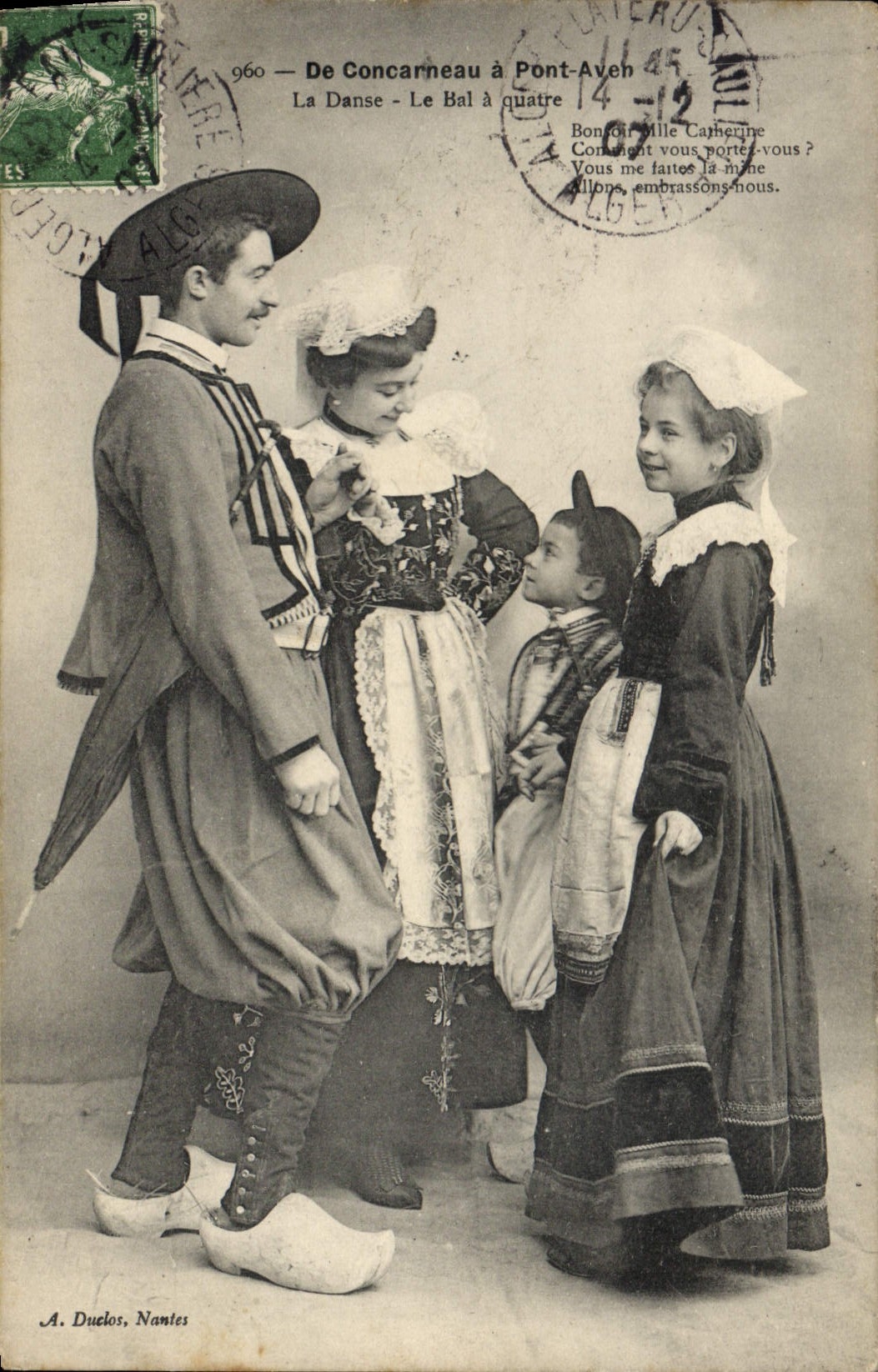 CPA Folklore De Concarneau a Pont Aven La danse Le bal a quatre Enfants