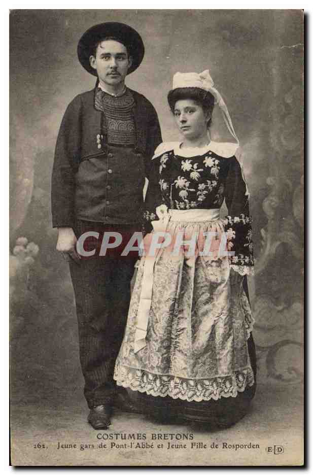 CPA Folklore Costumes Bretons Jeune gars de Pont L'Abbe et jeune fille de Rosporden