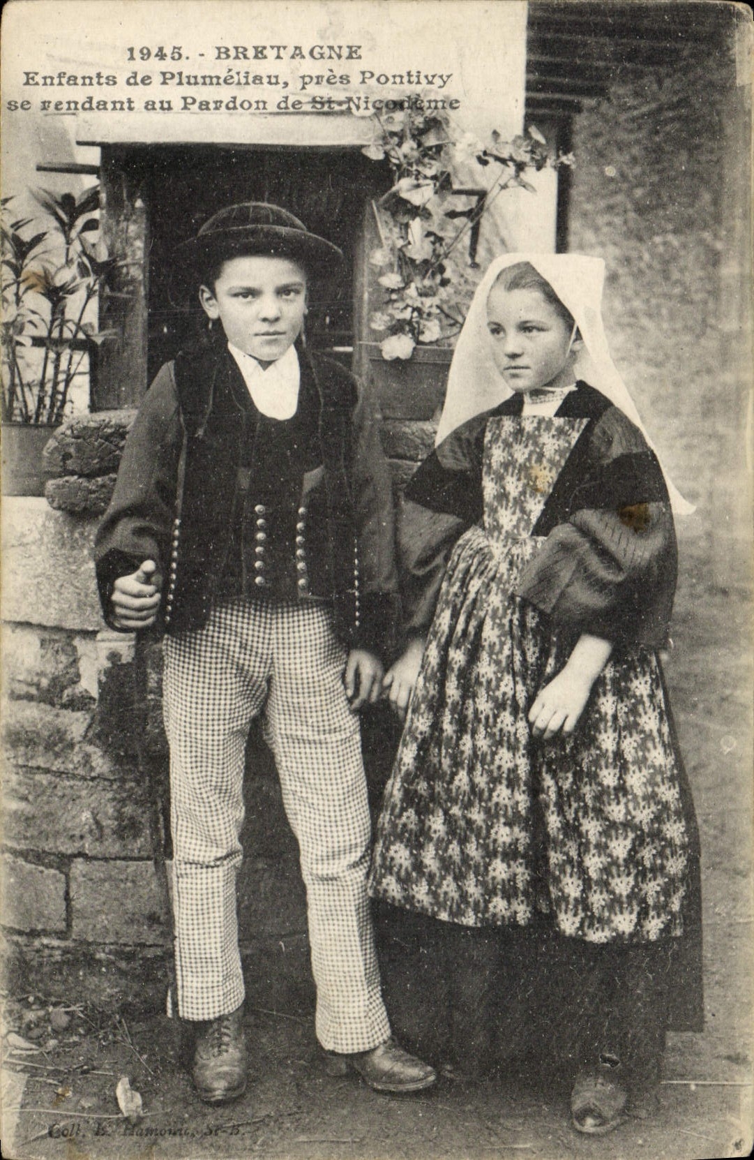 CPA Folklore Bretagne Enfants de Plumeliau pres Pontivy se rendant au pardon de St Nicodeme