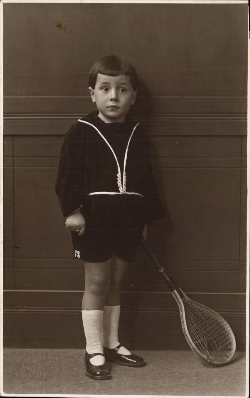 Enfant en tenue de marin — tenue de tennis — photo studio