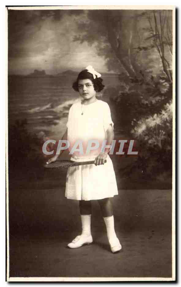Fille en robe blanche tenant une raquette de tennis — studio — éditeur non visible