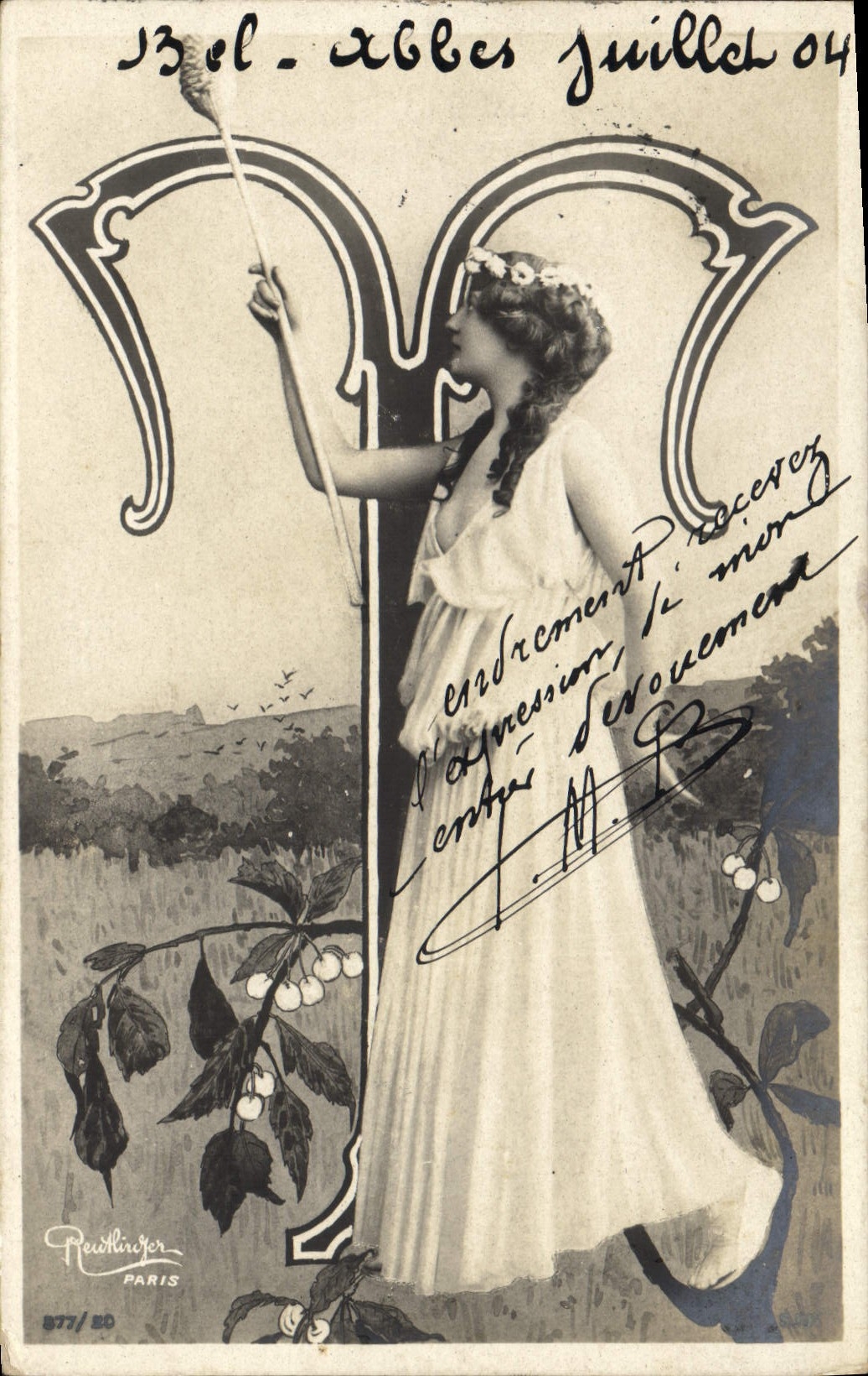 Femme en robe blanche tenant une lance — motif décoratif — éditeur Reutlinger, n° 877/80