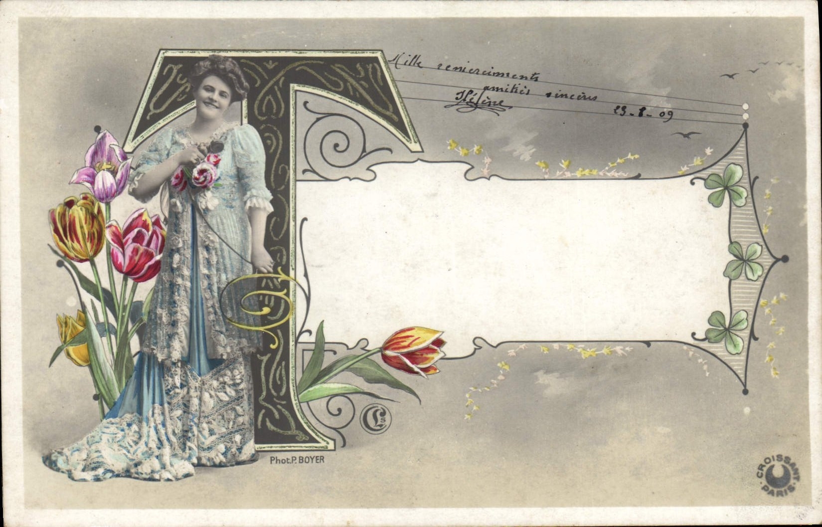 Femme en robe bleue avec tulipes — Phot. P. BOYER — Croissant, Paris