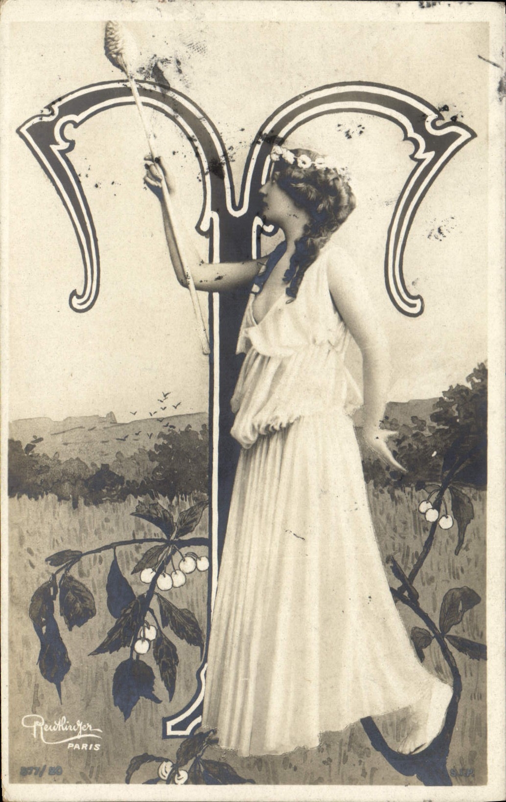 Femme en robe blanche tenant une faux — initiale décorative — Peutlinger Paris n° 8571/80