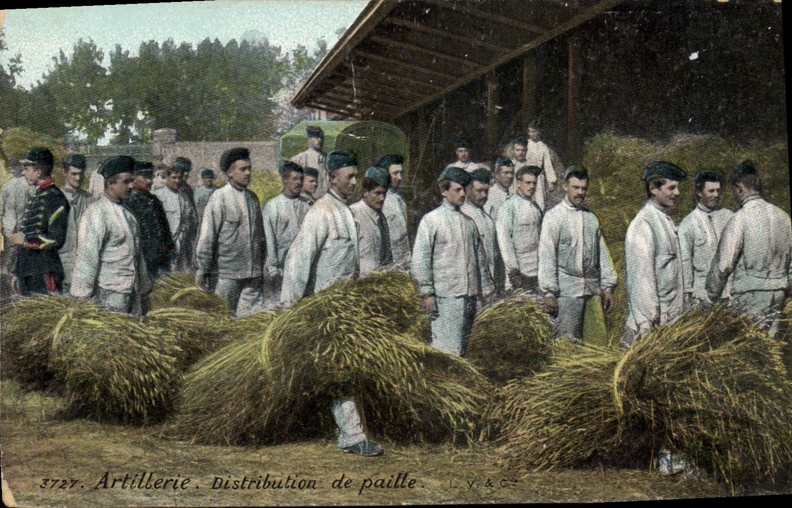 CPA Militaria Artillerie Distribution de paille