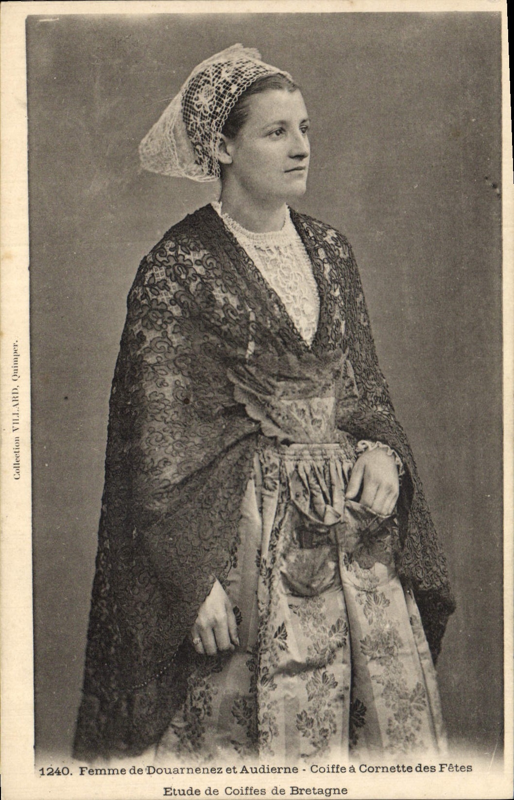 CPA Folklore Coiffe a cornette des fetes Femme de Douarnenez a Audierne