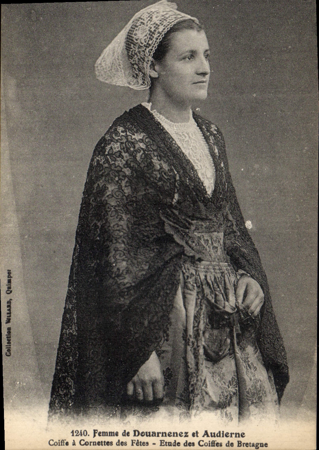 CPA Folklore Femme de Douarnenez et Audierne Coiffe a cornettes des fetes 