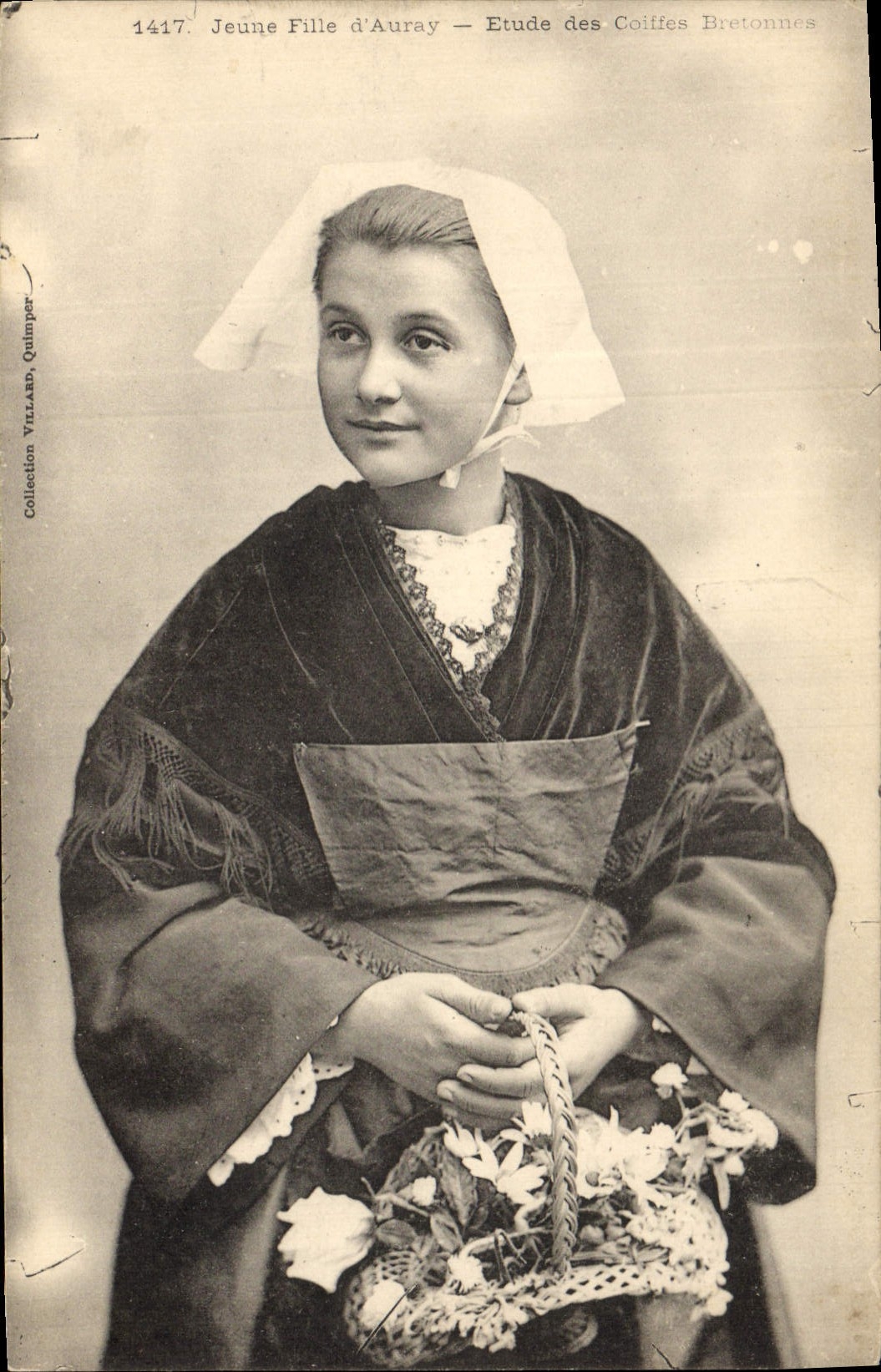 CPA Folklore Jeune fille d'Auray 