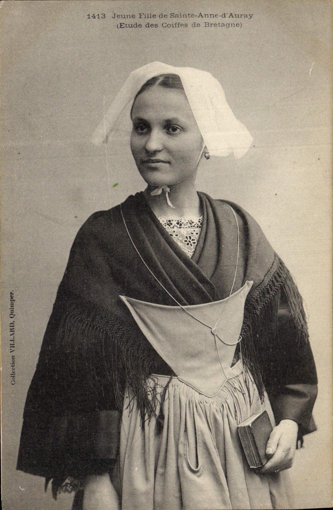 CPA Folklore Jeune fille de Sainte Anne d'Auray